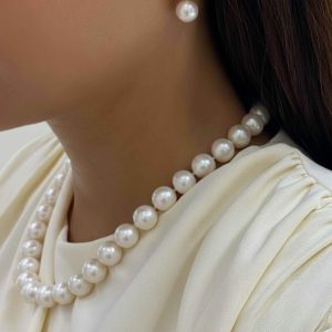 Biserna ogrlica sa zlatnom kopčom